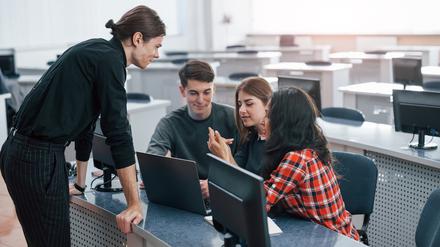 Die Digitalisierung kommt an den Schulen voran (Symbolbild).