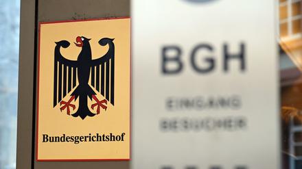Baden-Württemberg, Karlsruhe: Ein Hinweisschild mit Bundesadler und dem Schriftzug «Bundesgerichtshof», aufgenommen vor dem Bundesgerichtshof.