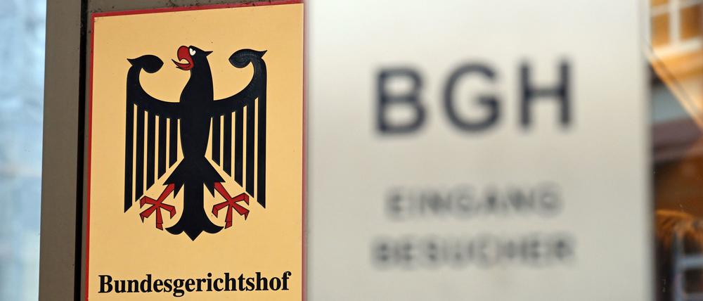 Baden-Württemberg, Karlsruhe: Ein Hinweisschild mit Bundesadler und dem Schriftzug «Bundesgerichtshof», aufgenommen vor dem Bundesgerichtshof.
