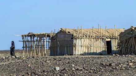 Die traditionelle Unterkunft der Afar-Nomaden in der Danakil-Senke in Äthiopien wird als „Aris“ oder „Dahaboyta“ bezeichnet. Diese Unterkünfte sind speziell an das heiße und trockene Klima der Region angepasst.