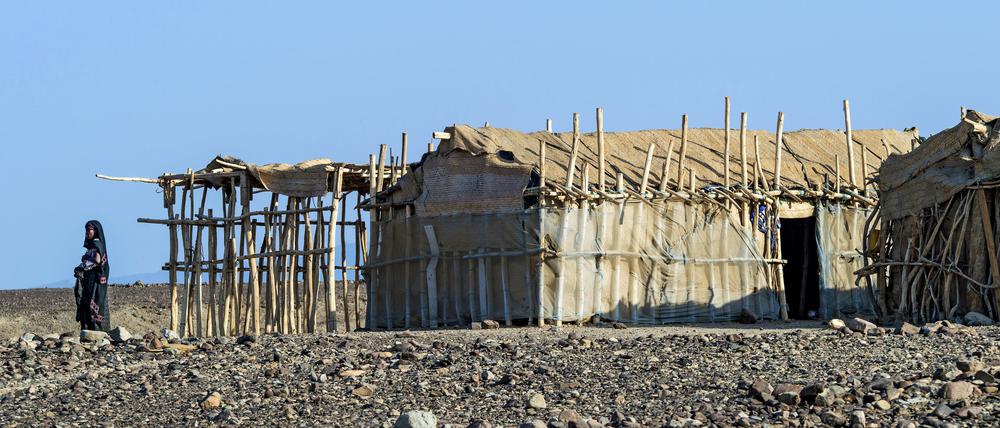 Die traditionelle Unterkunft der Afar-Nomaden in der Danakil-Senke in Äthiopien wird als „Aris“ oder „Dahaboyta“ bezeichnet. Diese Unterkünfte sind speziell an das heiße und trockene Klima der Region angepasst.