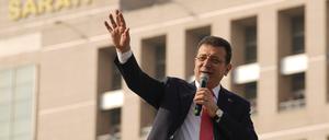 ARCHIV - 31.01.2025, Türkei, Istanbul: Istanbuls Bürgermeister Ekrem Imamoglu spricht zu seinen Anhängern vor dem Istanbuler Gerichtsgebäude. Wenige Tage vor seiner geplanten Ernennung zum Präsidentschaftskandidaten der größten Oppositionspartei in der Türkei ist der Istanbuler Bürgermeister Ekrem Imamoglu verhaftet worden. Foto: Emrah Gurel/AP/dpa +++ dpa-Bildfunk +++