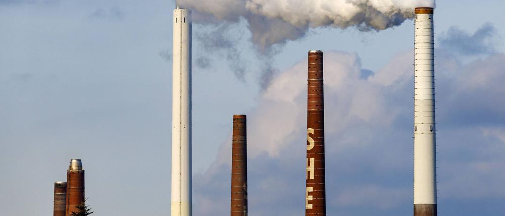 Schornsteine an der Shell Rheinland Raffinerie in Godorf. Der britische Ölkonzern ist in vielen Nachhaltigkeitsfonds enthalten.