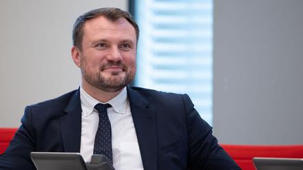 Brandenburgs Wirtschaftsminister Daniel Keller (SPD) sieht vor allem beim Bund die Möglichkeit für eine Unterstützung der Industrie in der Krise (Archivbild).