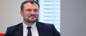 Brandenburgs Wirtschaftsminister Daniel Keller (SPD) sieht vor allem beim Bund die Möglichkeit für eine Unterstützung der Industrie in der Krise (Archivbild).