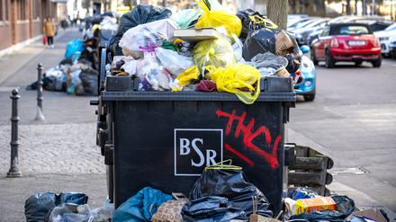 18.03.2025, Berlin: Müll liegt im Stadtbezirk Mitte rund um Müllcontainer verteil.Nach einem einwöchigen Warnstreik bei der Berliner Stadtreinigung (BSR) läuft die Entsorgung der Abfälle heute wieder an. Foto: Soeren Stache/dpa +++ dpa-Bildfunk +++
