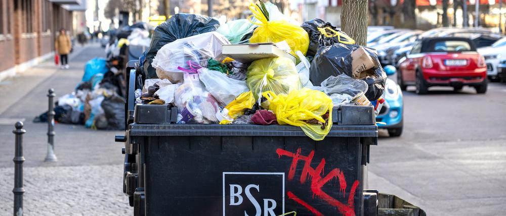 18.03.2025, Berlin: Müll liegt im Stadtbezirk Mitte rund um Müllcontainer verteil.Nach einem einwöchigen Warnstreik bei der Berliner Stadtreinigung (BSR) läuft die Entsorgung der Abfälle heute wieder an. Foto: Soeren Stache/dpa +++ dpa-Bildfunk +++