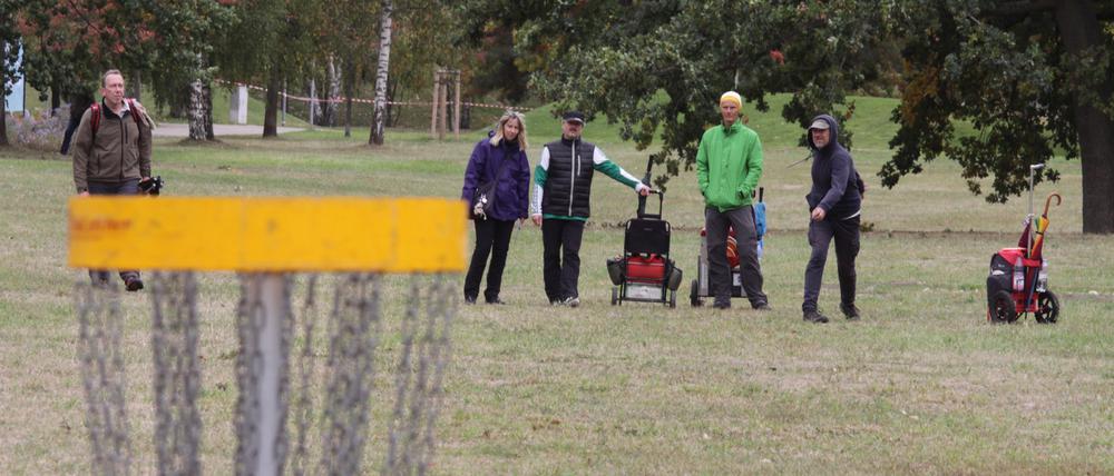 Discgolfer im Volkspark Potsdam.
