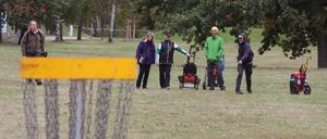 Discgolfer im Volkspark Potsdam.