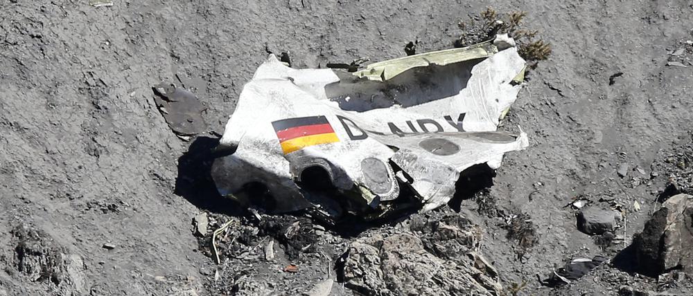 Trümmer der Germanwings-Maschine A320-211 liegen an der Absturzstelle in der Nähe von Le Vernet in den französischen Alpen.