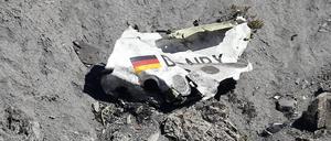 Trümmer der Germanwings-Maschine A320-211 liegen an der Absturzstelle in der Nähe von Le Vernet in den französischen Alpen.