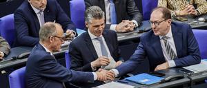Wer hier wen beglückwünscht nach der Bundestagsabstimmung vom Dienstag ist nicht ganz klar. Unionskanzlerkandidat Friedrich Merz hat seinem CSU-Stellvertreter Alexander Dobrindt jedenfalls einiges zu verdanken.
