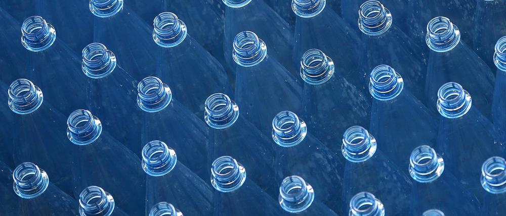 Ein Meer von Plastikflaschen, die nach ihrer Leerung wieder genutzt werden. (Symbolbild)