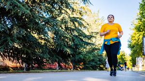 Eine junge Frau beim Jogging.