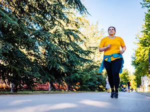 Eine junge Frau beim Jogging.