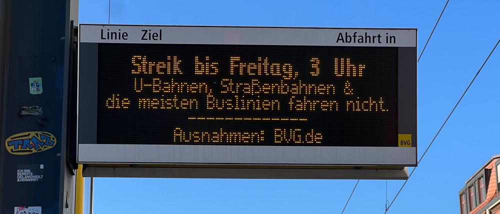 Eine LED-Tafel am Bahnhof Warschauer Straße weist auf den Streik hin.