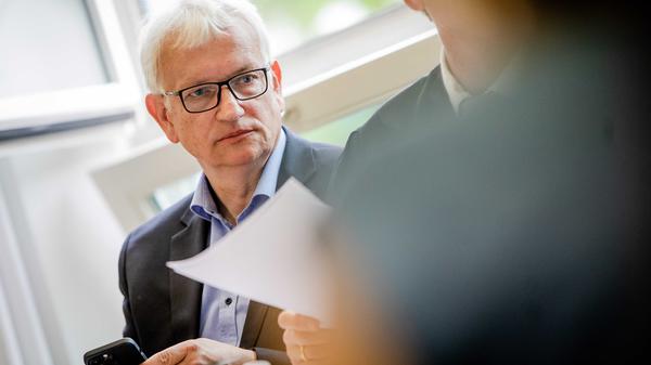 ARCHIV - 21.06.2022, Baden-Württemberg, Stuttgart: Jürgen Resch, Bundesgeschäftsführer der Deutschen Umwelthilfe (DUH), sitzt in einem Gerichtssaal des Landgerichts Stuttgart. (Archivbild) (zu dpa: «Irreführende Werbung? Umwelthilfe klagt gegen fünf Firmen») Foto: Christoph Schmidt/dpa +++ dpa-Bildfunk +++