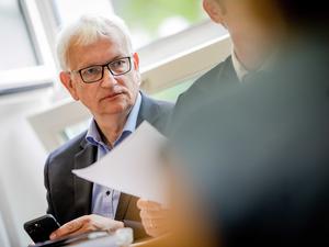 ARCHIV - 21.06.2022, Baden-Württemberg, Stuttgart: Jürgen Resch, Bundesgeschäftsführer der Deutschen Umwelthilfe (DUH), sitzt in einem Gerichtssaal des Landgerichts Stuttgart. (Archivbild) (zu dpa: «Irreführende Werbung? Umwelthilfe klagt gegen fünf Firmen») Foto: Christoph Schmidt/dpa +++ dpa-Bildfunk +++