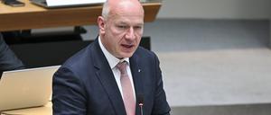Kai Wegner (CDU), Regierender Bürgermeister von Berlin, bei der Plenarsitzung im Berliner Abgeordnetenhaus.