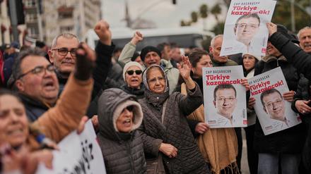 Protest gegen die Festnahme in Istanbul.