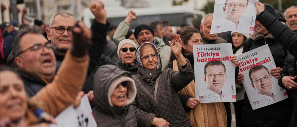 Protest gegen die Festnahme in Istanbul.
