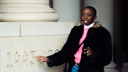 Justice Mvemba ist afro-deutsche Unternehmerin aus Berlin. 2022 gründete sie „Dekoloniale Stadtführung“ und bietet in Berlin Touren zur Geschichte des deutschen Kolonialismus an, unter anderem im Humboldt-Forum.