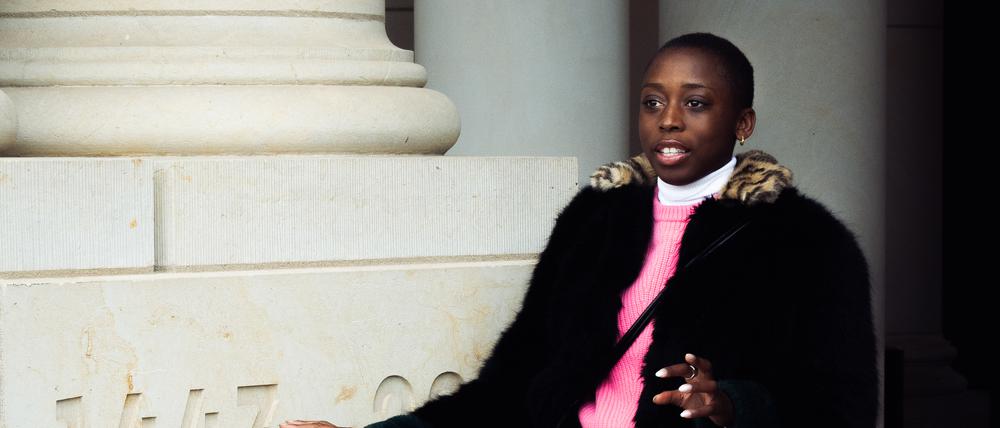 Justice Mvemba ist afro-deutsche Unternehmerin aus Berlin. 2022 gründete sie „Dekoloniale Stadtführung“ und bietet in Berlin Touren zur Geschichte des deutschen Kolonialismus an, unter anderem im Humboldt-Forum.