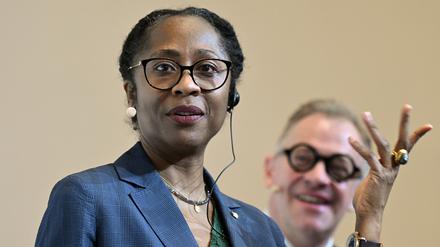 Naomi Beckwith stellt sich in der Documenta-Halle den Fragen des Publikums. Documenta-Geschäftsführer Andreas Hoffmann lauscht beglückt.