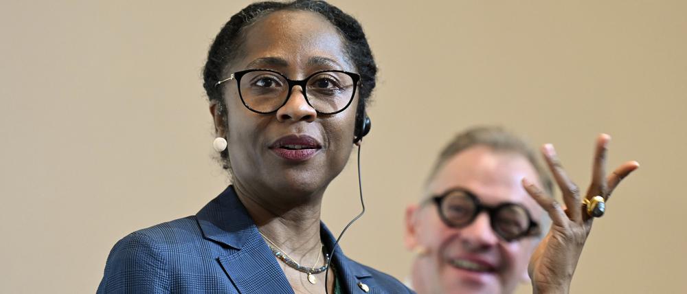 Naomi Beckwith stellt sich in der Documenta-Halle den Fragen des Publikums. Documenta-Geschäftsführer Andreas Hoffmann lauscht beglückt.