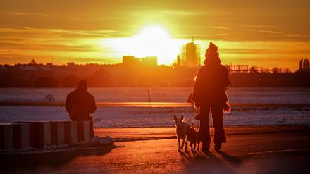 Staub in der Atmosphäre kann zu spektakulären orangeroten Sonnenauf- und -untergängen führen wie hier über dem Tempelhofer Feld in Berlin.