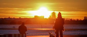 Staub in der Atmosphäre kann zu spektakulären orangeroten Sonnenauf- und -untergängen führen wie hier über dem Tempelhofer Feld in Berlin.