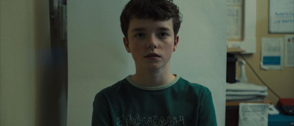 Owen Cooper spielt Jamie Miller in der britischen Netflix-Serie „Adolescence“. Der 13-Jährige wird in der Serie verdächtigt, eine Mitschülerin ermordet zu haben. Die vierteilige Serie ist seit 13. März auf Netflix verfügbar.