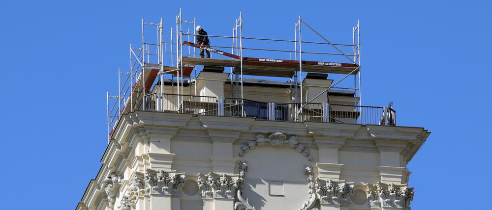 Garnisonkirchturm Potsdam. Beginn der Gerüstarbeiten auf dem Dach des Tumes für die spätere Montage der dreißig Meter hohen Dachhaube.
