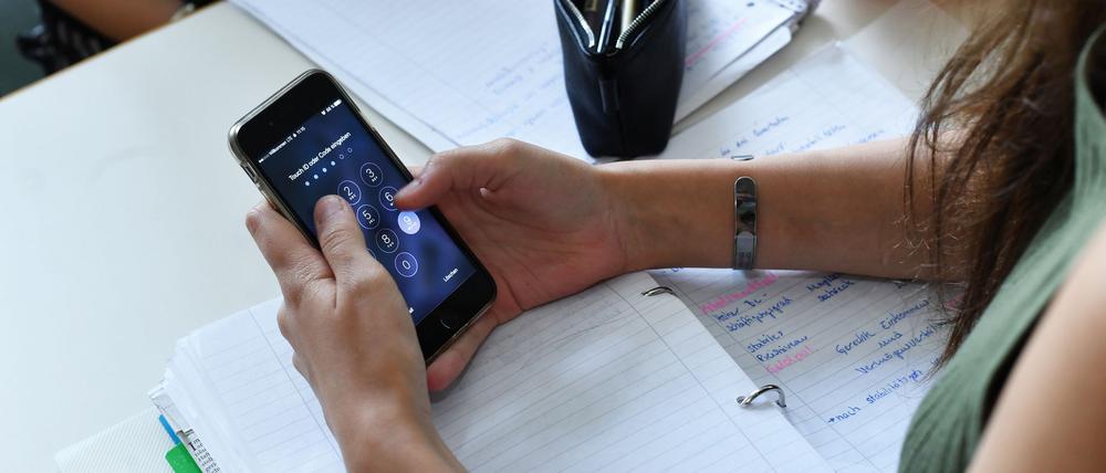 Das Smartphone als ständiger Begleiter und permanente Ablenkung - in der Schule wird das zum Problem. (Archivbild)