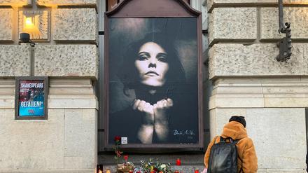 Am Theater des Westens können Fans Blumen in Erinnerung an Anna R. niederlegen.