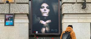 Am Theater des Westens können Fans Blumen in Erinnerung an Anna R. niederlegen.