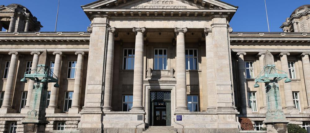 Das Hanseatische Oberlandesgericht hat im Streit um den Roman „Innerstädtischer Tod“ von Christoph Peters eine Entscheidung zugunsten des Verlags getroffen.