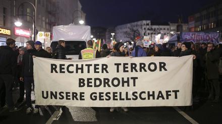 Ein Demonstrationszug in Gedenken an die Opfer vom rechtsextremen Anschlag in Hanau im Februar 2020 in Neukölln.
