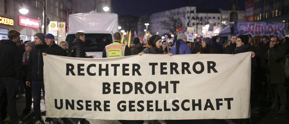 Ein Demonstrationszug in Gedenken an die Opfer vom rechtsextremen Anschlag in Hanau im Februar 2020 in Neukölln.