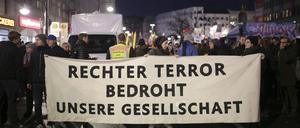 Ein Demonstrationszug in Gedenken an die Opfer vom rechtsextremen Anschlag in Hanau im Februar 2020 in Neukölln.