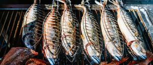 Makrelen und Rotbarsche auf dem Grill von „Steckerlfisch & Co.“.