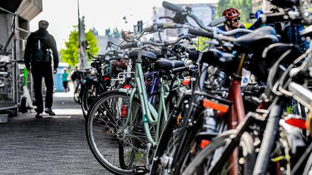 Alltag am Ostkreuz: Es fehlt an Platz für die Fahrräder am Bahnhof.