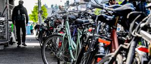 Alltag am Ostkreuz: Es fehlt an Platz für die Fahrräder am Bahnhof.