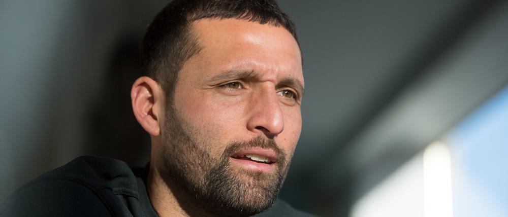 Der ehemalige Fußballer Kevin Kuranyi spricht am 27.11.2017 in Stuttgart (Baden-Württemberg) in einem Cafe mit einer Journalistin der Deutschen Presse-Agentur (dpa).