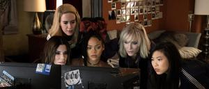 (v.l.n.r.) Debbie Ocean (Sandra Bullock); Tammy (Sarah Paulson); Nine Ball (Rihanna); Lou Miller (Cate Blanchett); Constance (Awkwafina)