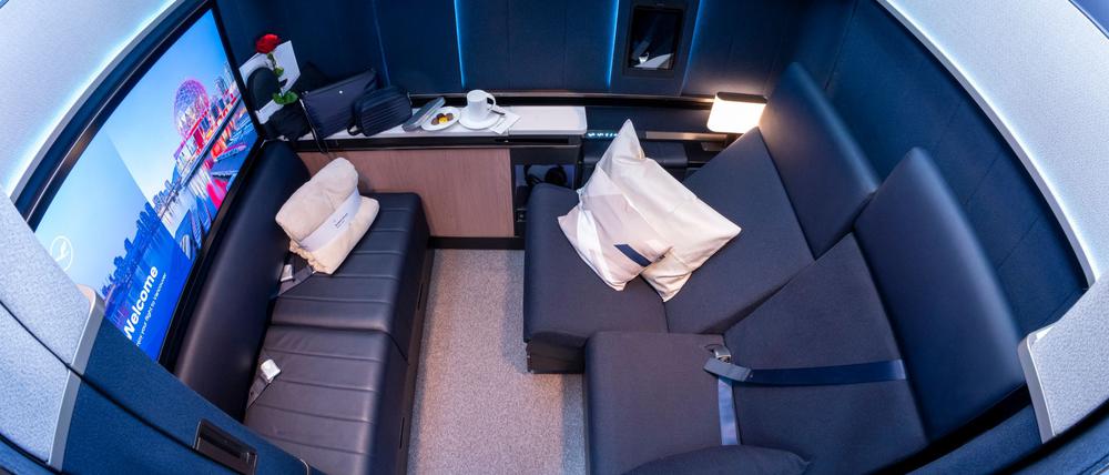 Eine First-Class „Allegris“-Kabine der Lufthansa. Die Sofasitze rechts im Bild lassen sich in ein Doppelbett umwandeln. (Foto: Archiv)