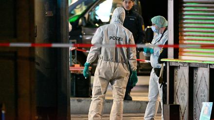 Beamte der Spurensicherung untersuchen den Tatort in der Mannheimer Innenstadt. Nach einem Vorfall mit einem Auto mit mindestens zwei Toten und mehreren Verletzten ist der mutmaßliche Fahrer nach Polizeiangaben festgenommen worden. Nach Polizeiangaben war ein Fahrzeug in eine Menschenmenge gefahren.