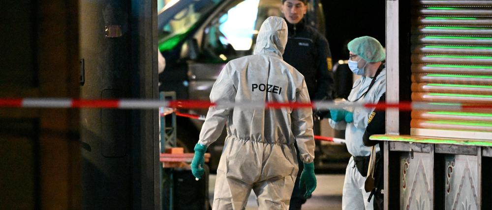 Beamte der Spurensicherung untersuchen den Tatort in der Mannheimer Innenstadt. Nach einem Vorfall mit einem Auto mit mindestens zwei Toten und mehreren Verletzten ist der mutmaßliche Fahrer nach Polizeiangaben festgenommen worden. Nach Polizeiangaben war ein Fahrzeug in eine Menschenmenge gefahren.