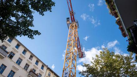 Ein Braukran steht auf der Raumerstraße in Berlin-Prenzlauer Berg. 