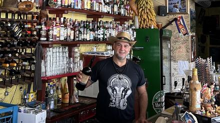 Das kubanische Restaurant Varadero in Schöneberg.  Betreiber Yohan Bazán Rodríguez hinter der Bar.